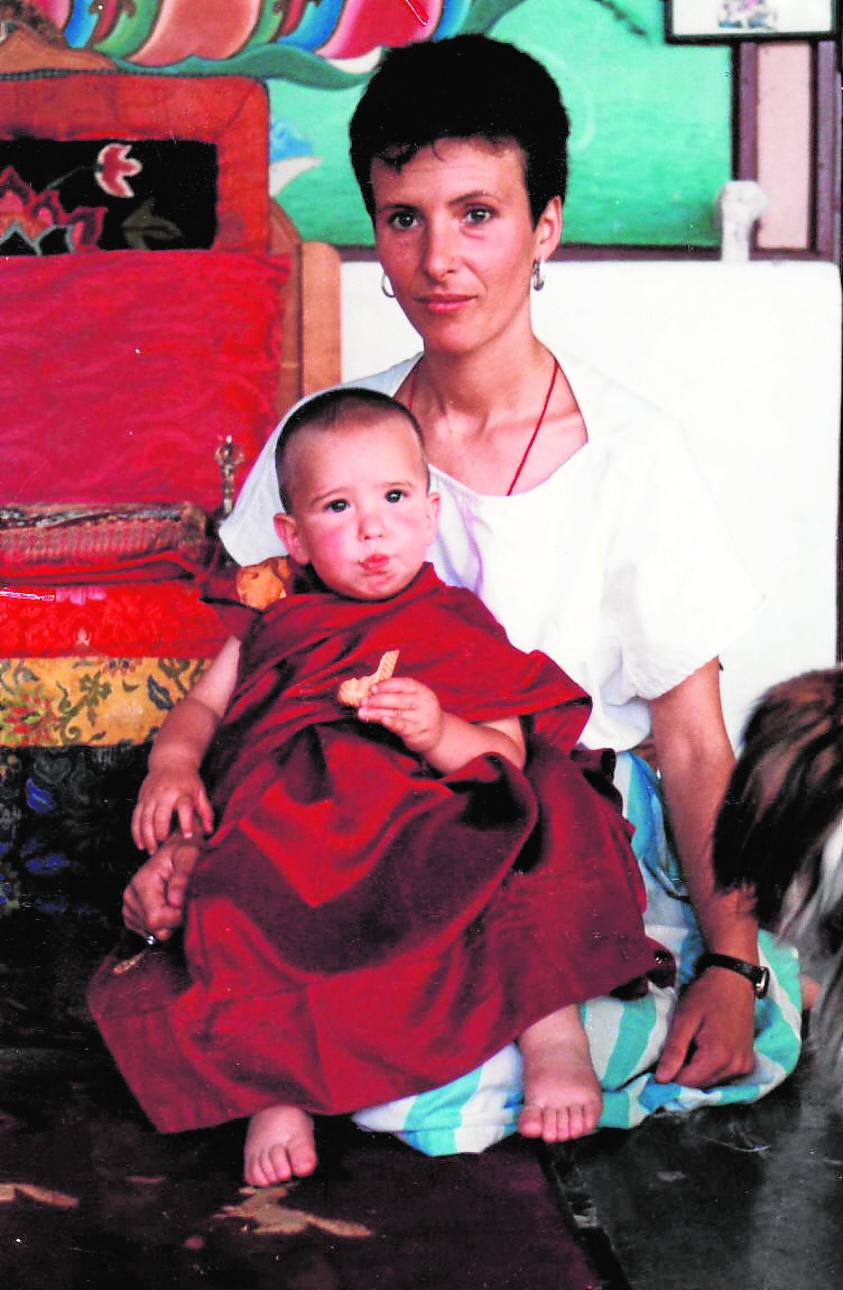 El niño elegido como reencarnación del Lama Yeshe, con madre María. 