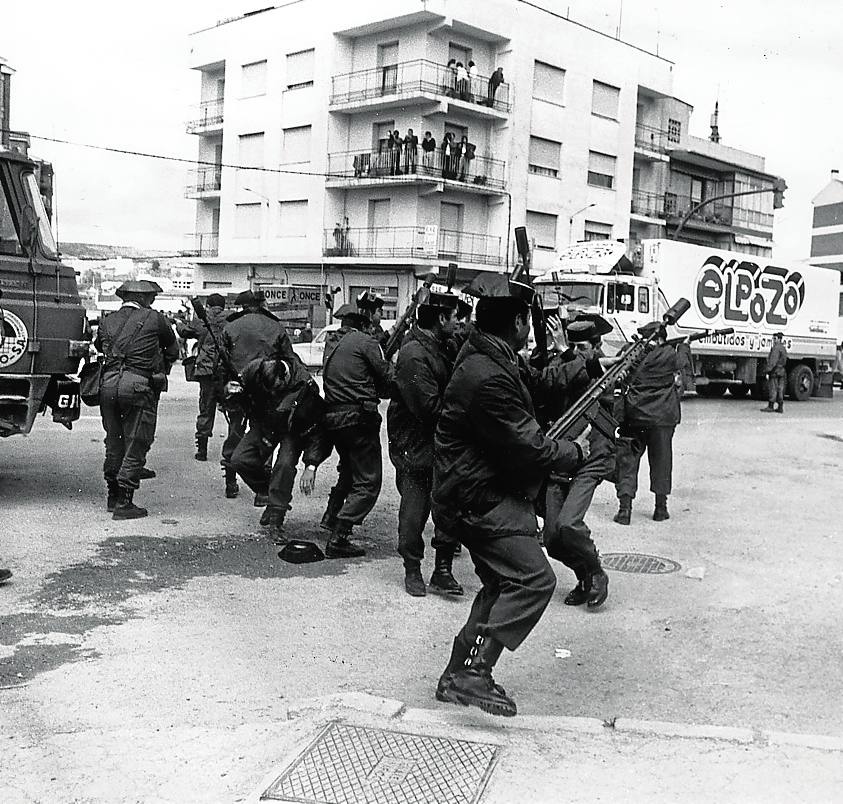 Antidisturbios intentan dispersar a los vecinos de Guadix.