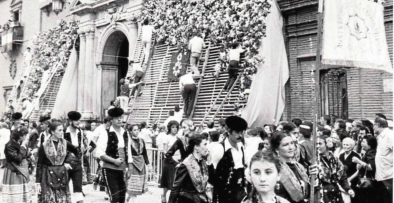 Primera ofrenda floral a la Virgen de las Angustias, en 1982. 