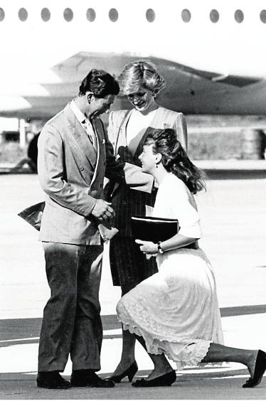 La esposa del duque saludaa los príncipes de Gales. 