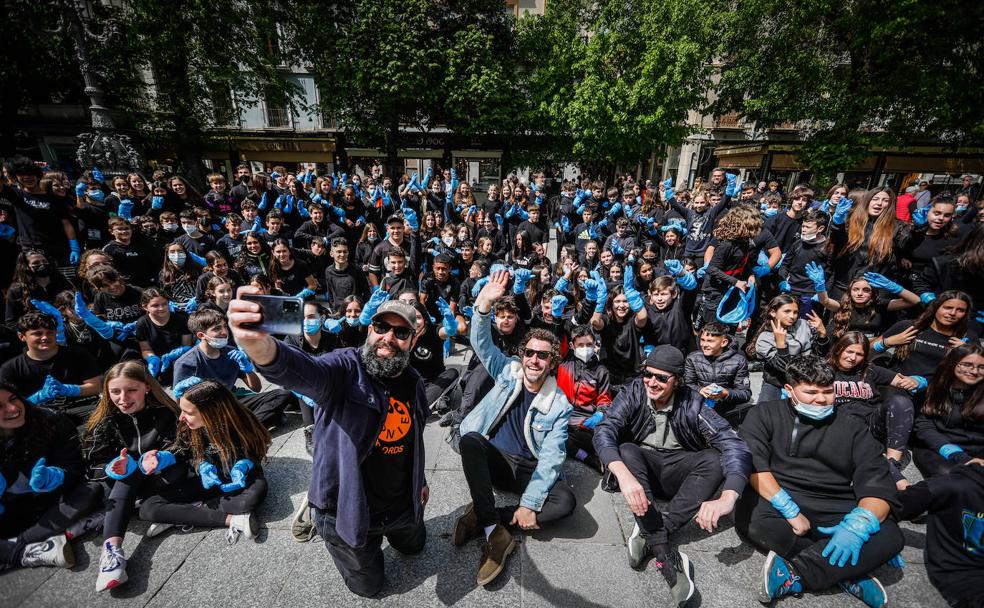 300 alumnos del IES Federico García Lorca, de Churriana, con los Niños Mutantes, en Bib Rambla, tras el flashmob. 