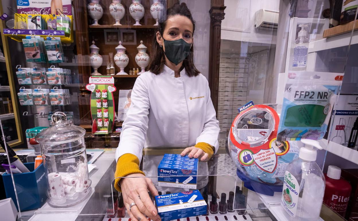 Foto de archivo de la farmacia Gálvez, en la capital granadina. 