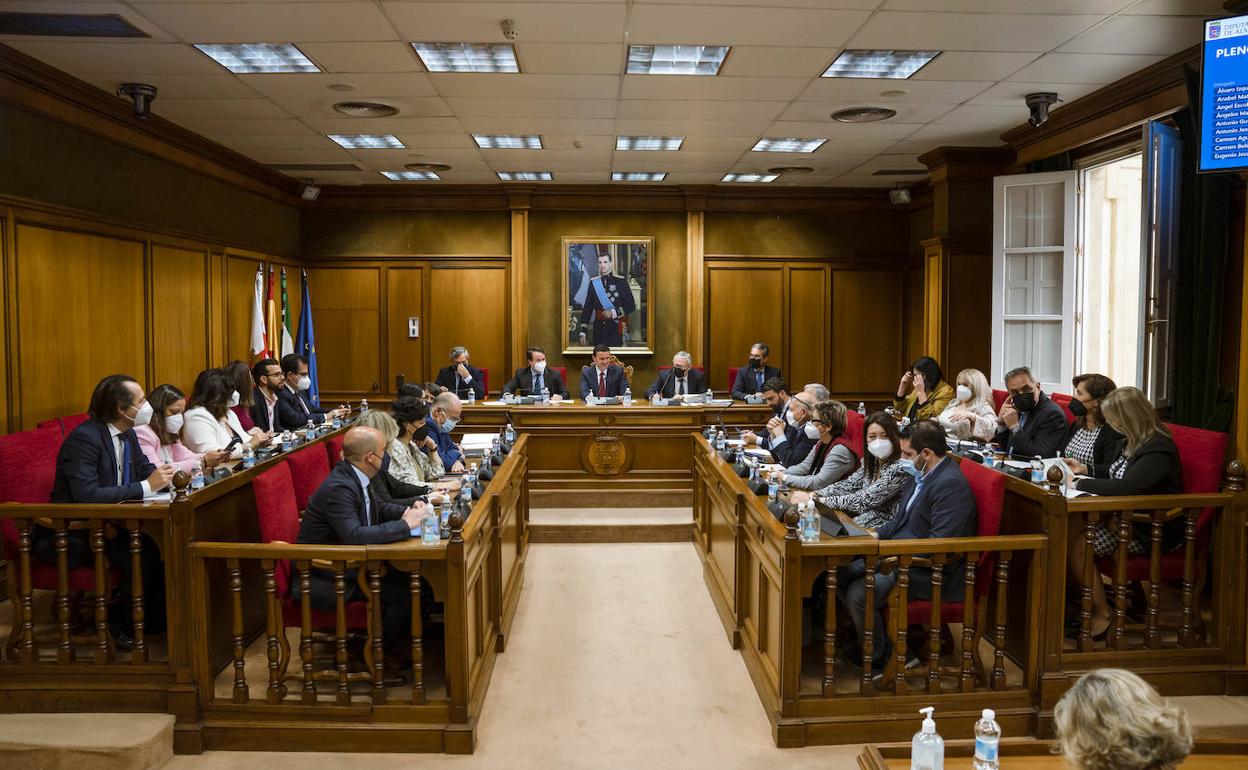 Pleno de la Corporación provincial en el Palacio de la calle Navarro Rodrigo. 