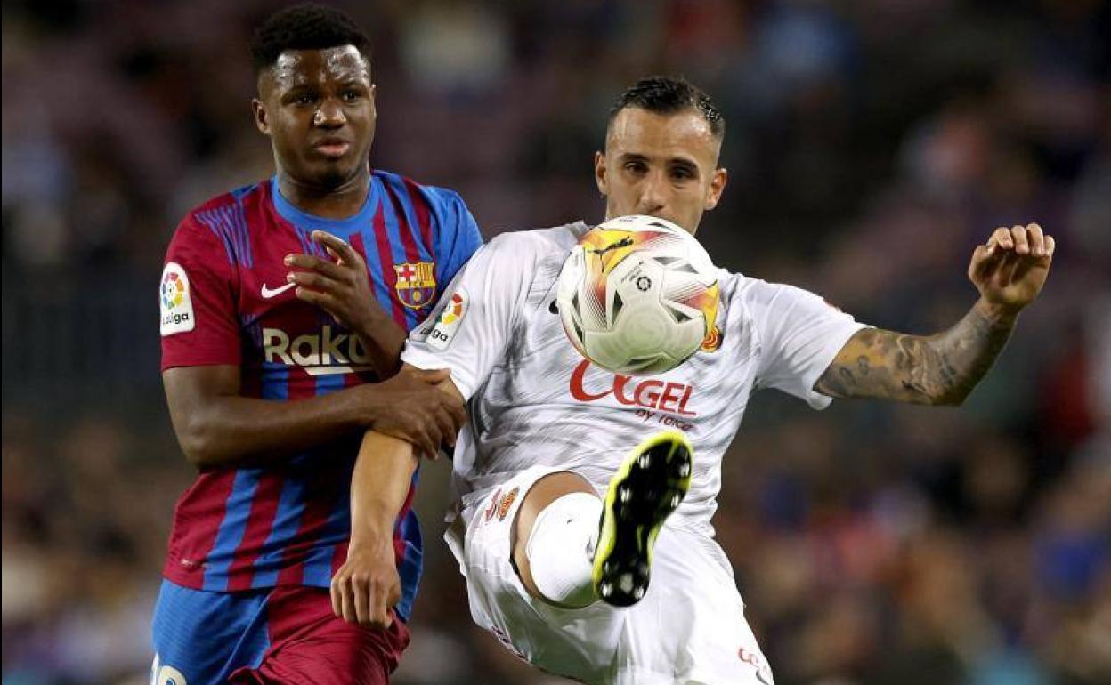 Ansu Fati, que volvió después de varios meses lesionado, presiona a un jugador del Mallorca. 