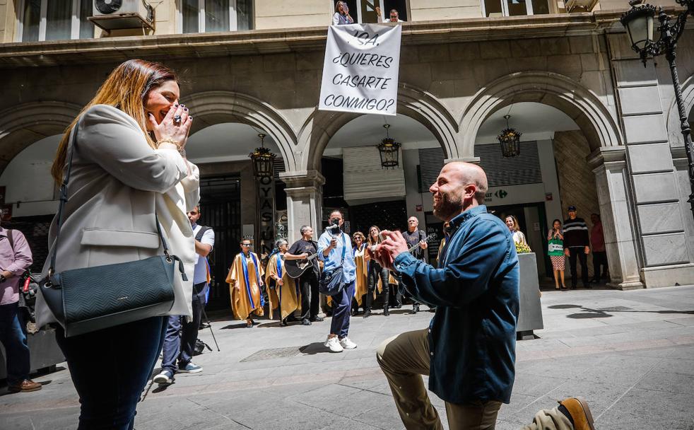 La emotiva e inesperada pedida de mano en pleno centro de Granada