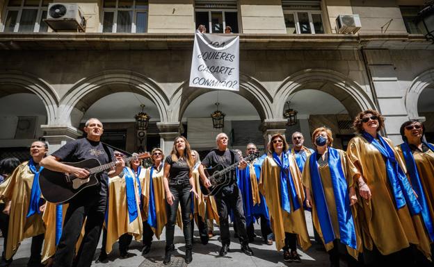 Imagen principal - Arriba, el coro. En medio, el beso. Y abajo, el anillo.