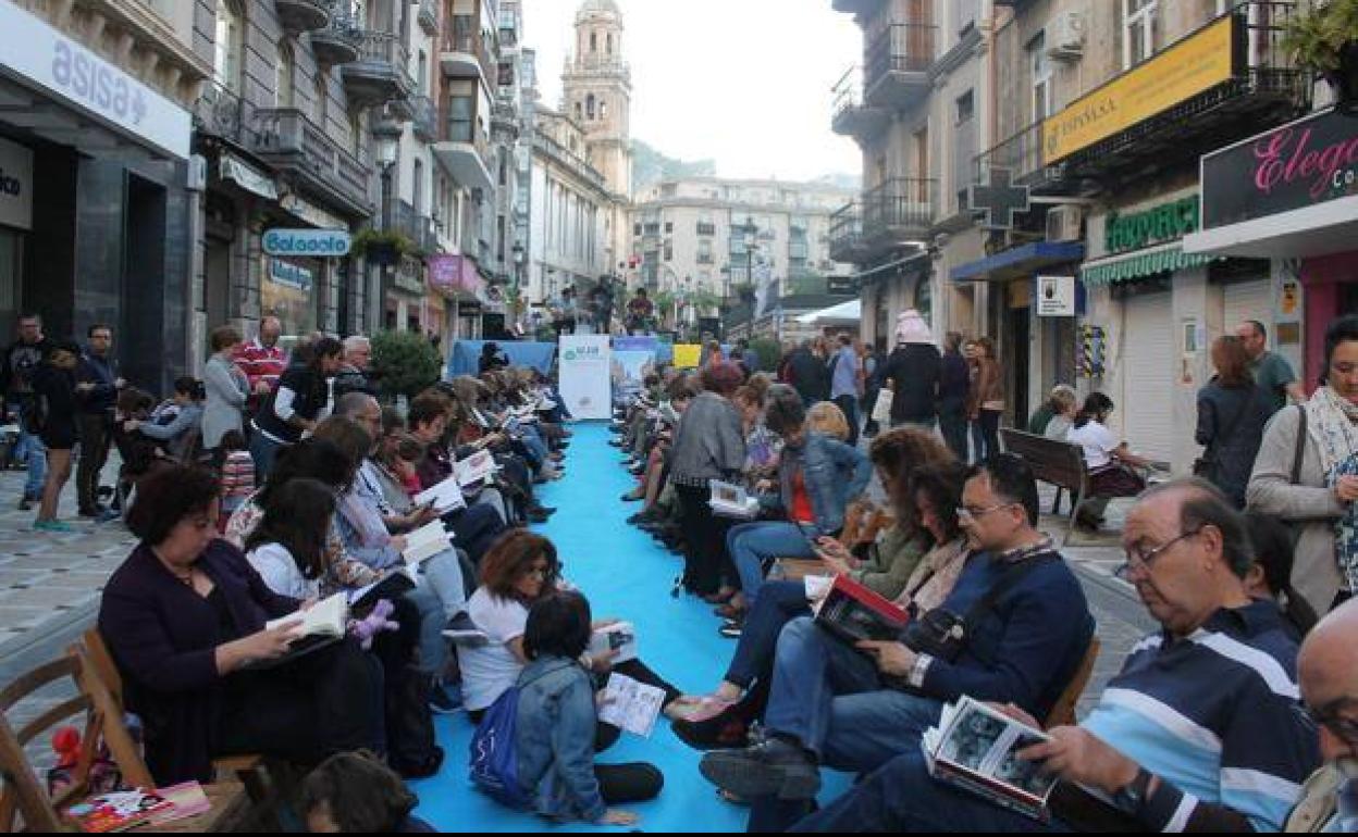 Lectura colectiva en el centro de Jaén, en 2018.
