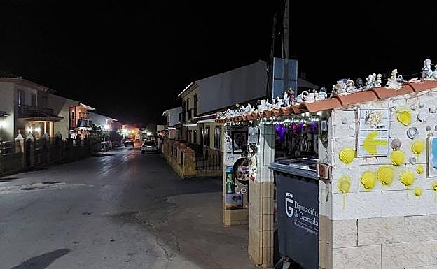 Conchas de peregrino en un lateral de la caseta.