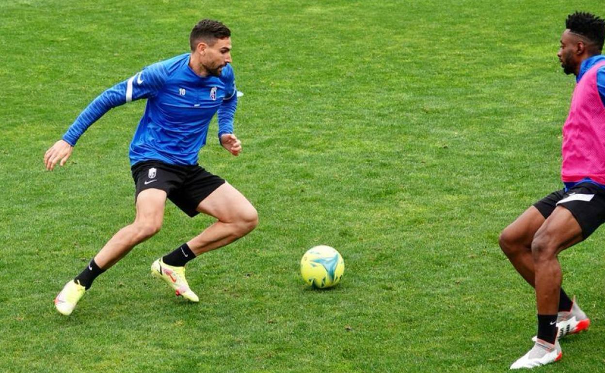 Antonio Puertas encara a Yan Eteki en el entrenamiento de este miércoles. 