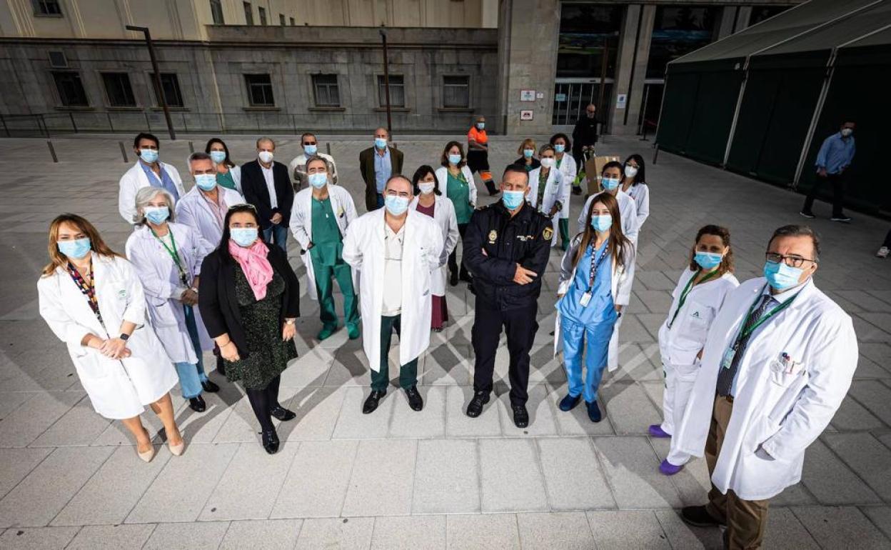 Algunos de los profesionales que trabajaron en aquel trasplante posan a las puertas del Hospital Virgen de las Nieves. 