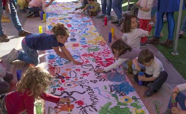 Niños pintan en una edición anterior de la Feria del Libro de Granada.