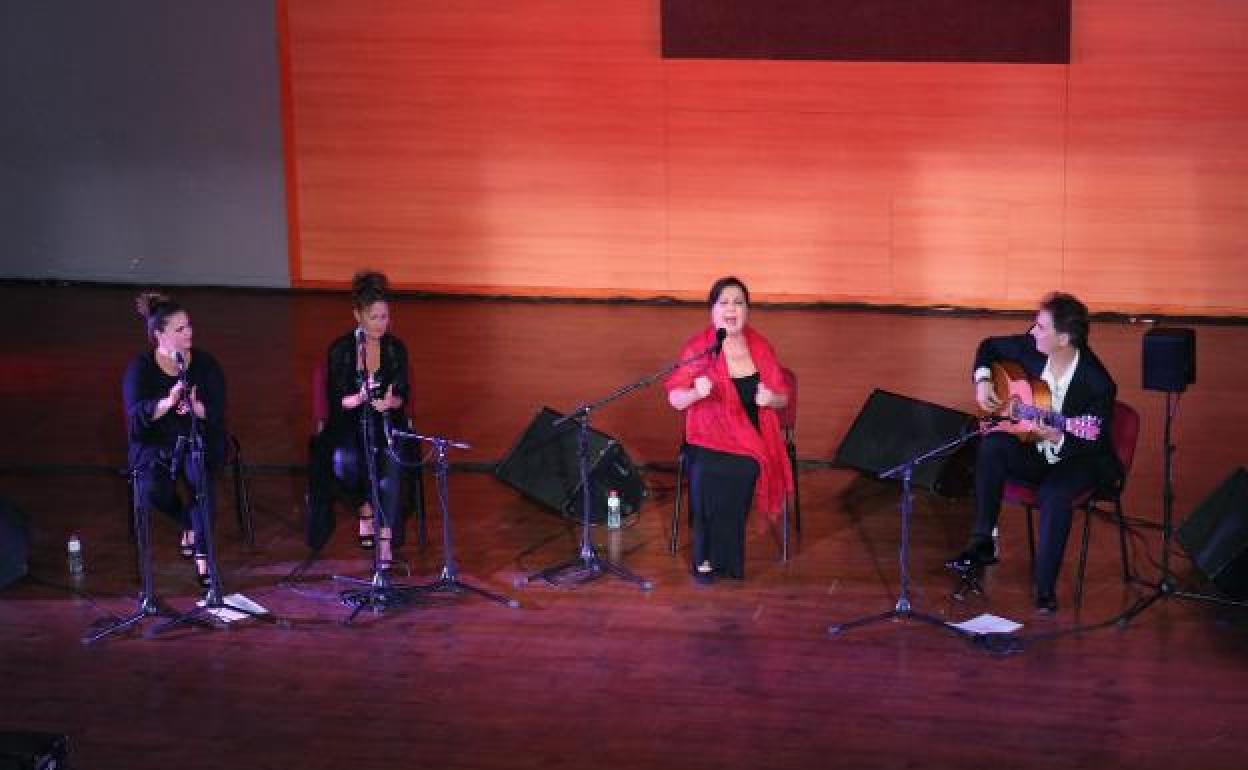 Carmen Linares en una actuación en la Universidad de Jaén. 