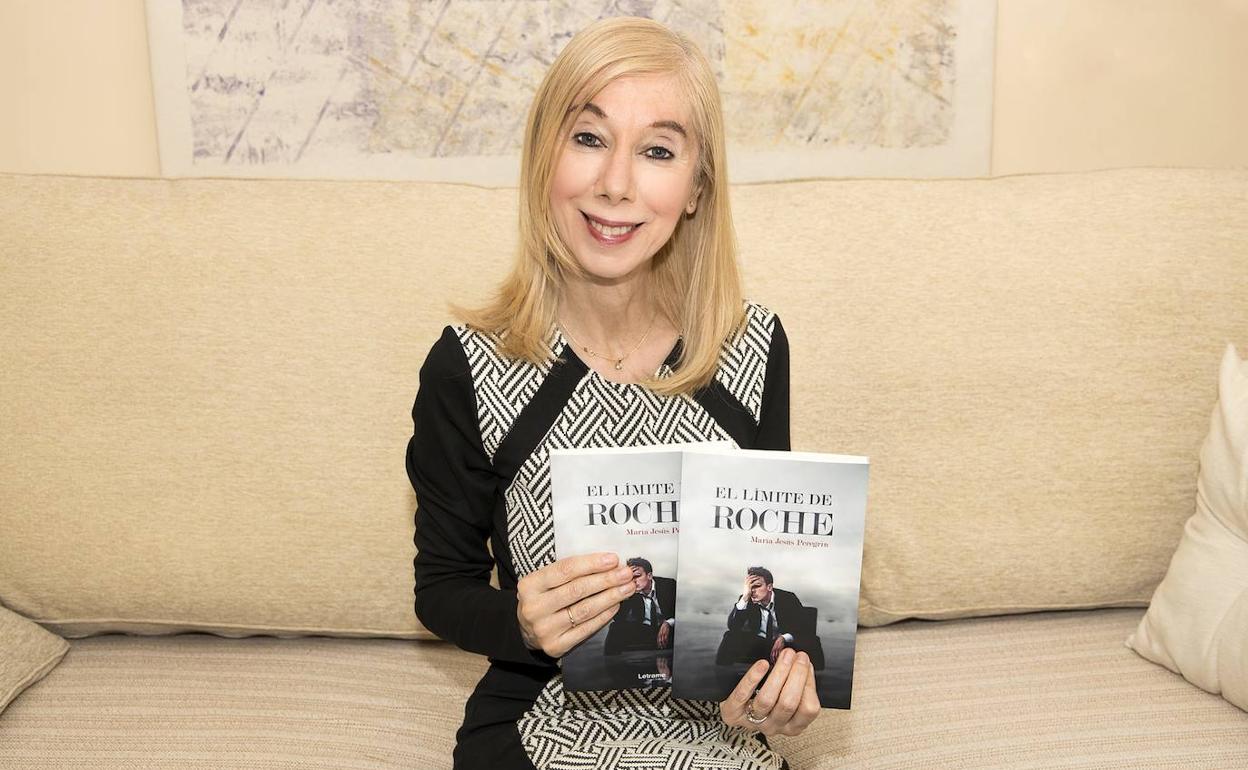 María Jesús Peregrín muestra dos ejemplares de su novela. 