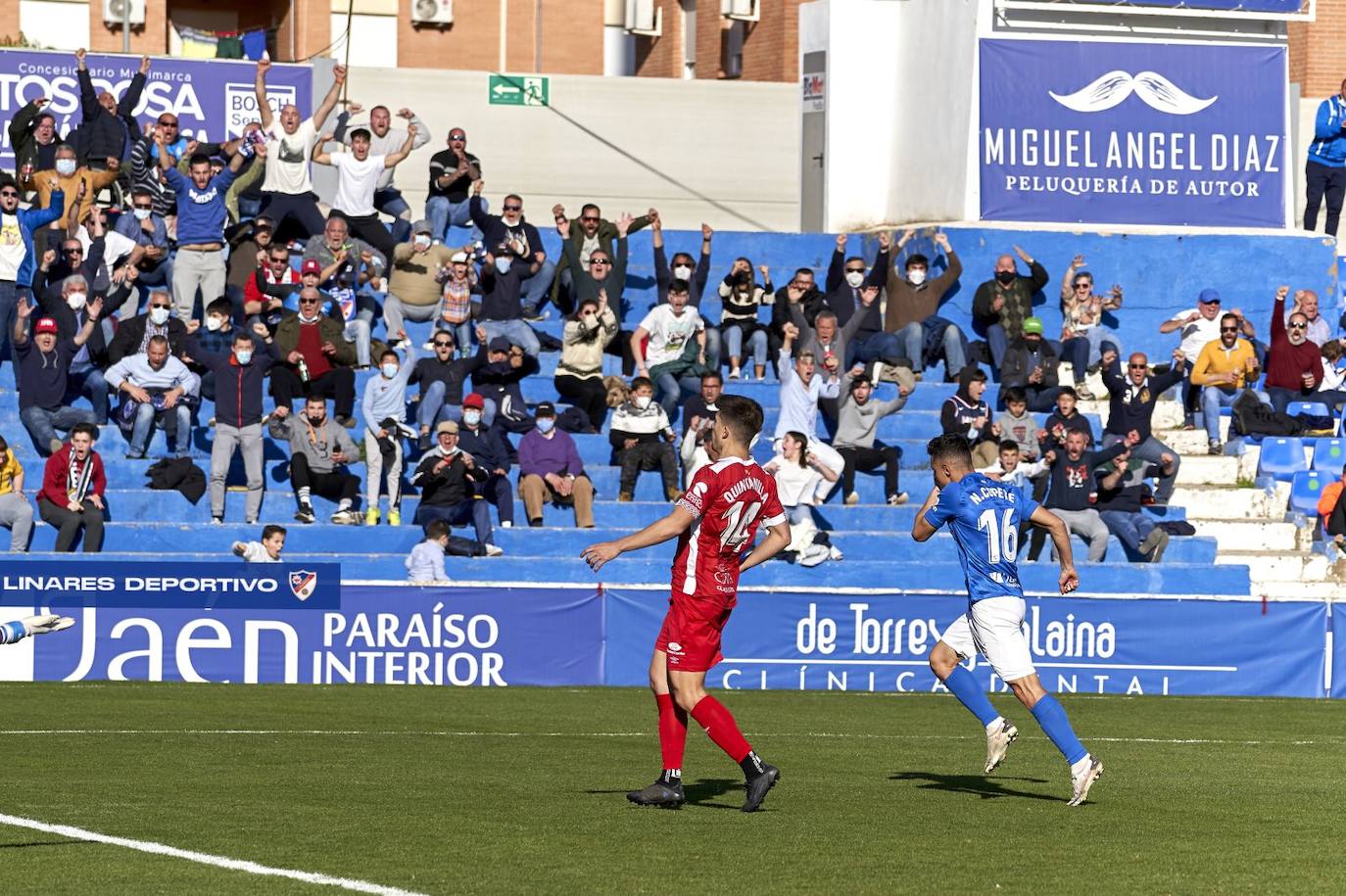 El extremeño Nando Copete celebrando en el estadio de Linarejos uno de los siete tantos que ha marcado esta temporada. 