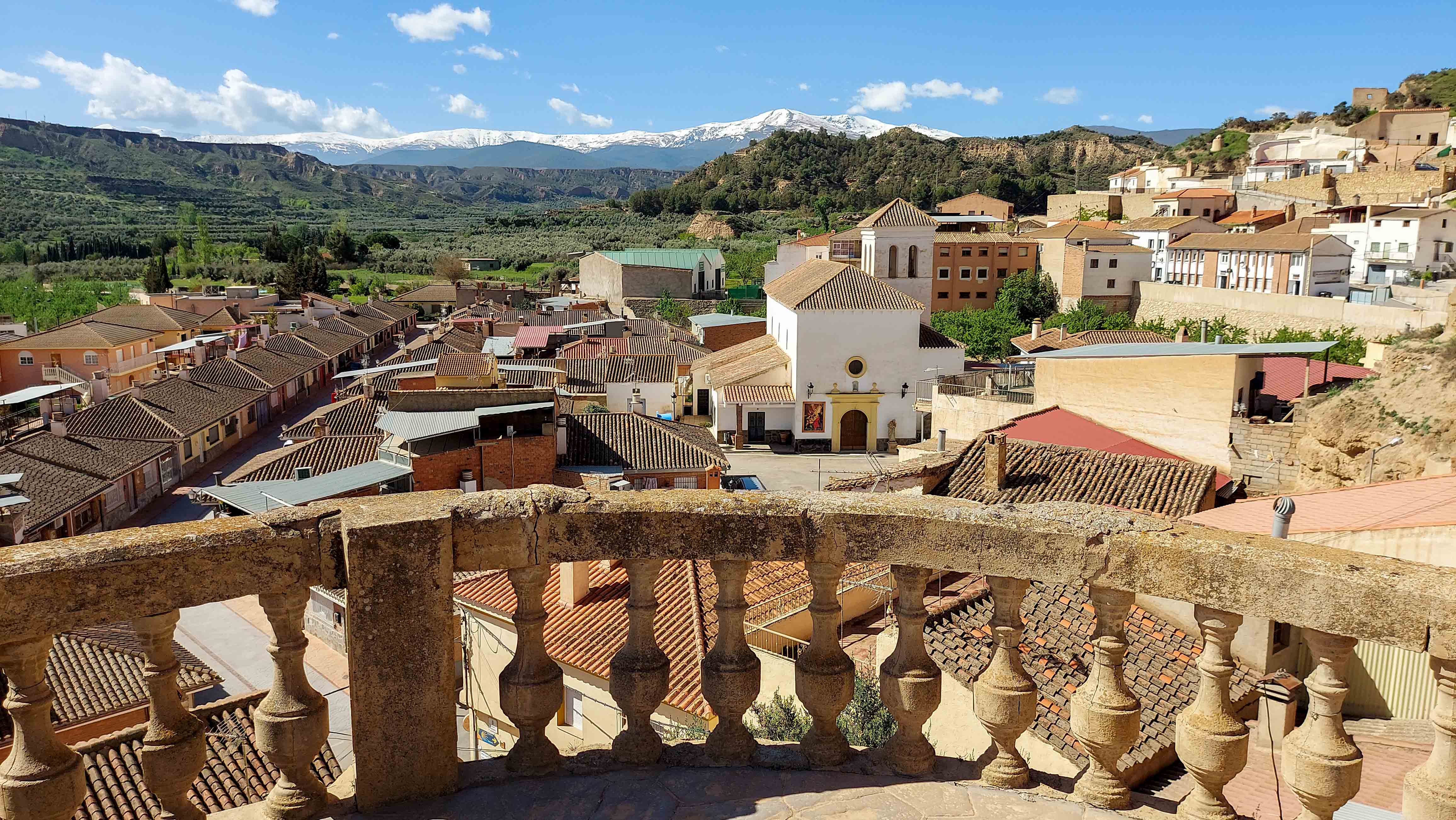 Con tres plantas y elevados techos, el interior de la casa mantiene, en parte, el suelo hidráulico original, los balcones y ventanales, así como diversas pinturas en la parte superior de la torreta que datan de 1904 y que se dejan entrever por la cristalera que adorna su estructura