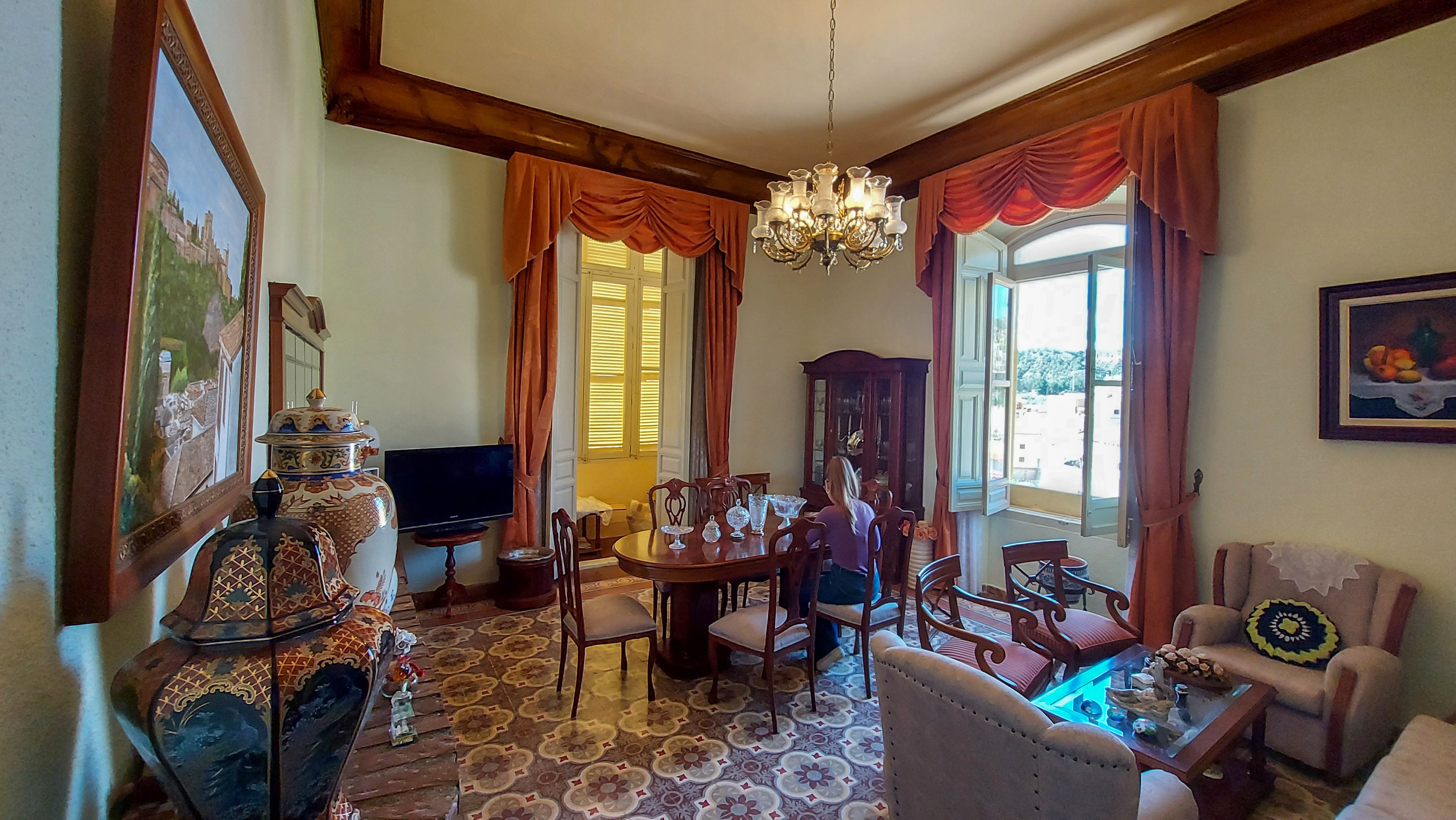 Con tres plantas y elevados techos, el interior de la casa mantiene, en parte, el suelo hidráulico original, los balcones y ventanales, así como diversas pinturas en la parte superior de la torreta que datan de 1904 y que se dejan entrever por la cristalera que adorna su estructura