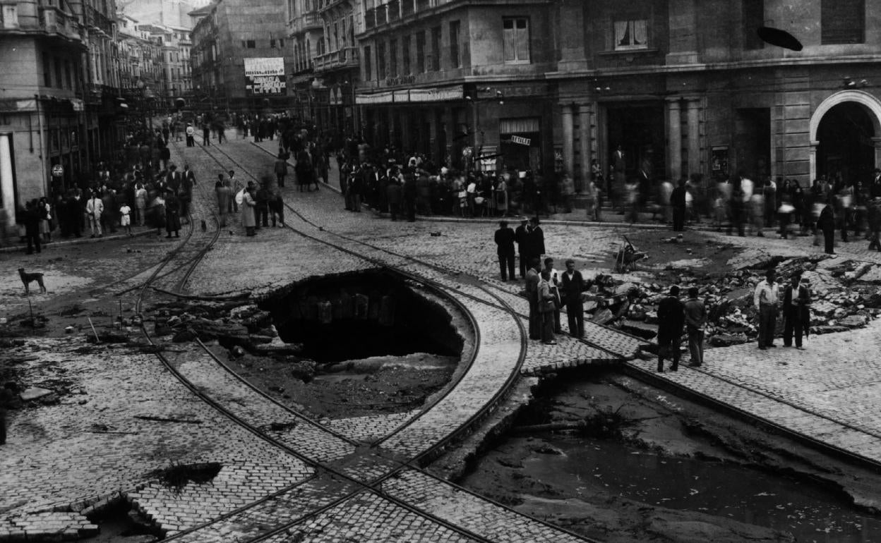 Así quedó Puerta Real con los enormes socavones tras reventar el río Darro