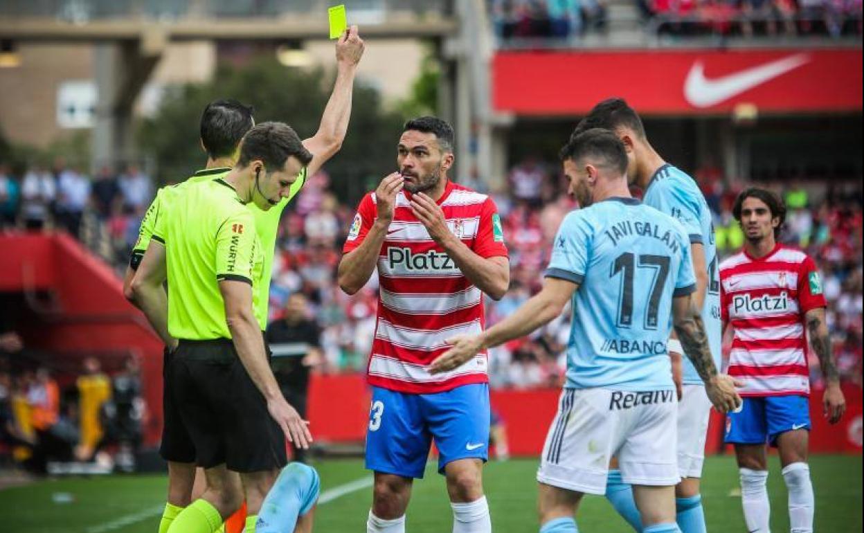 Martínez Munuera amonesta a Jorge Molina frente al Celta. 