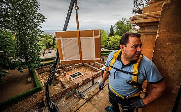 Acarreo de las pinturas y esculturas de 'Inéditos' con una grúa desde uno de los ventanales del Palacio de Carlos V. 