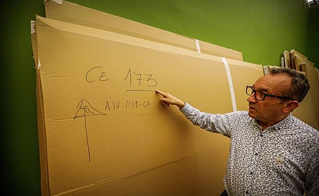 Tenorio muestra el 'DNI' de la obra. 