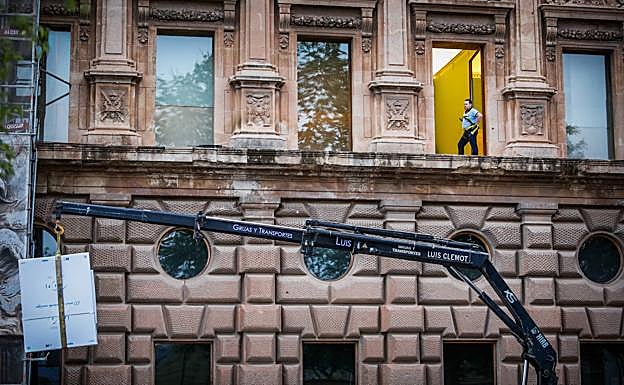 La grúa, ante el Palacio de Carlos V. 