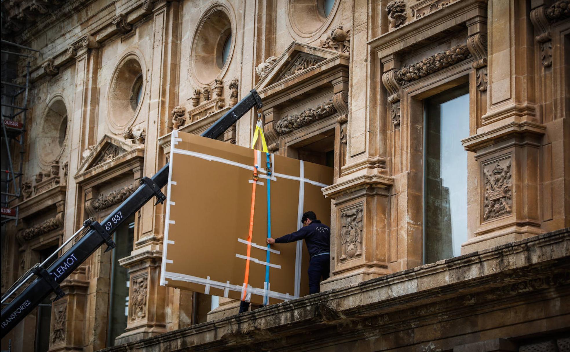 Operario prepara 'La alegoría de la Inmaculada Concepción', ya embalada, para sacarla por la ventana y depositarla con una grÚa en el camión de mudanzas. 