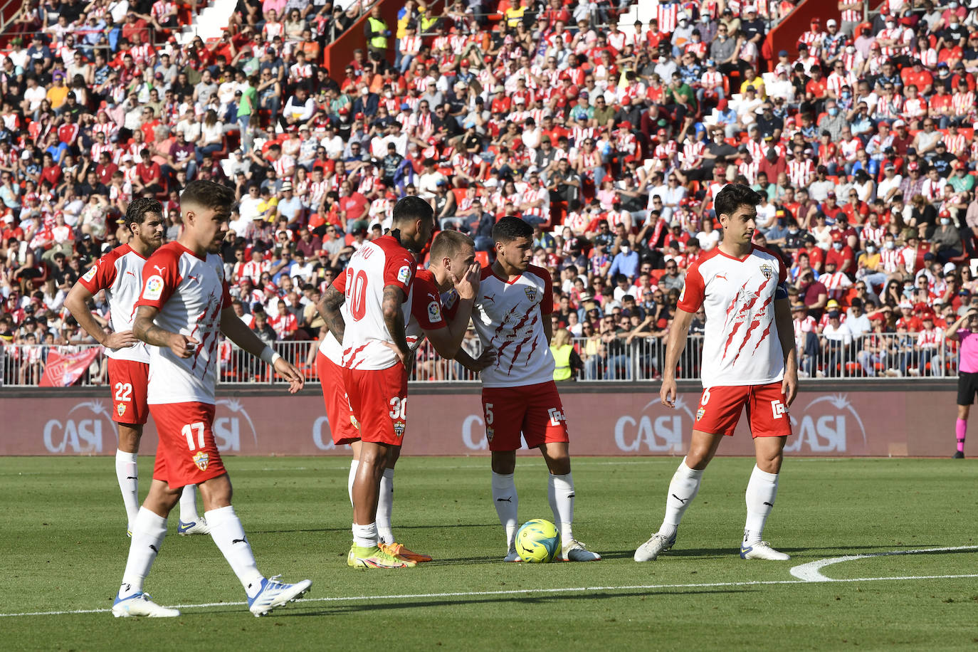 Los jugadores celebraron con la afición la victoria al término del encuentro.