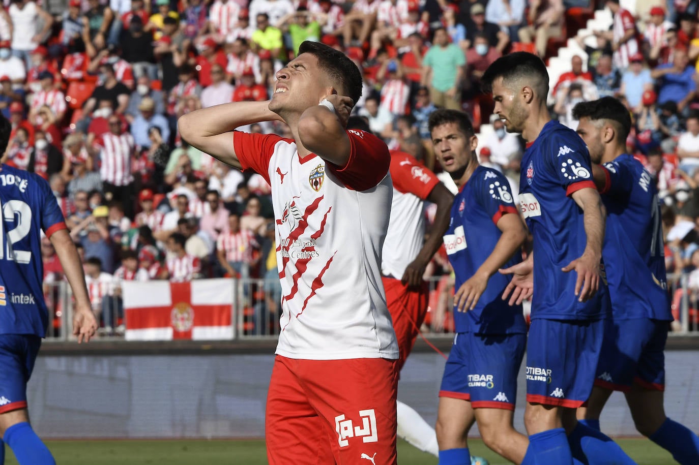 Los jugadores celebraron con la afición la victoria al término del encuentro.