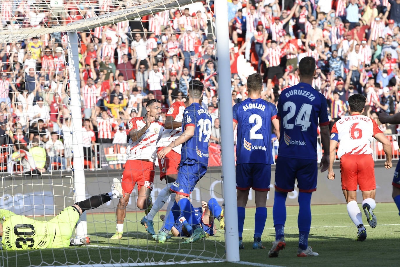 Los jugadores celebraron con la afición la victoria al término del encuentro.