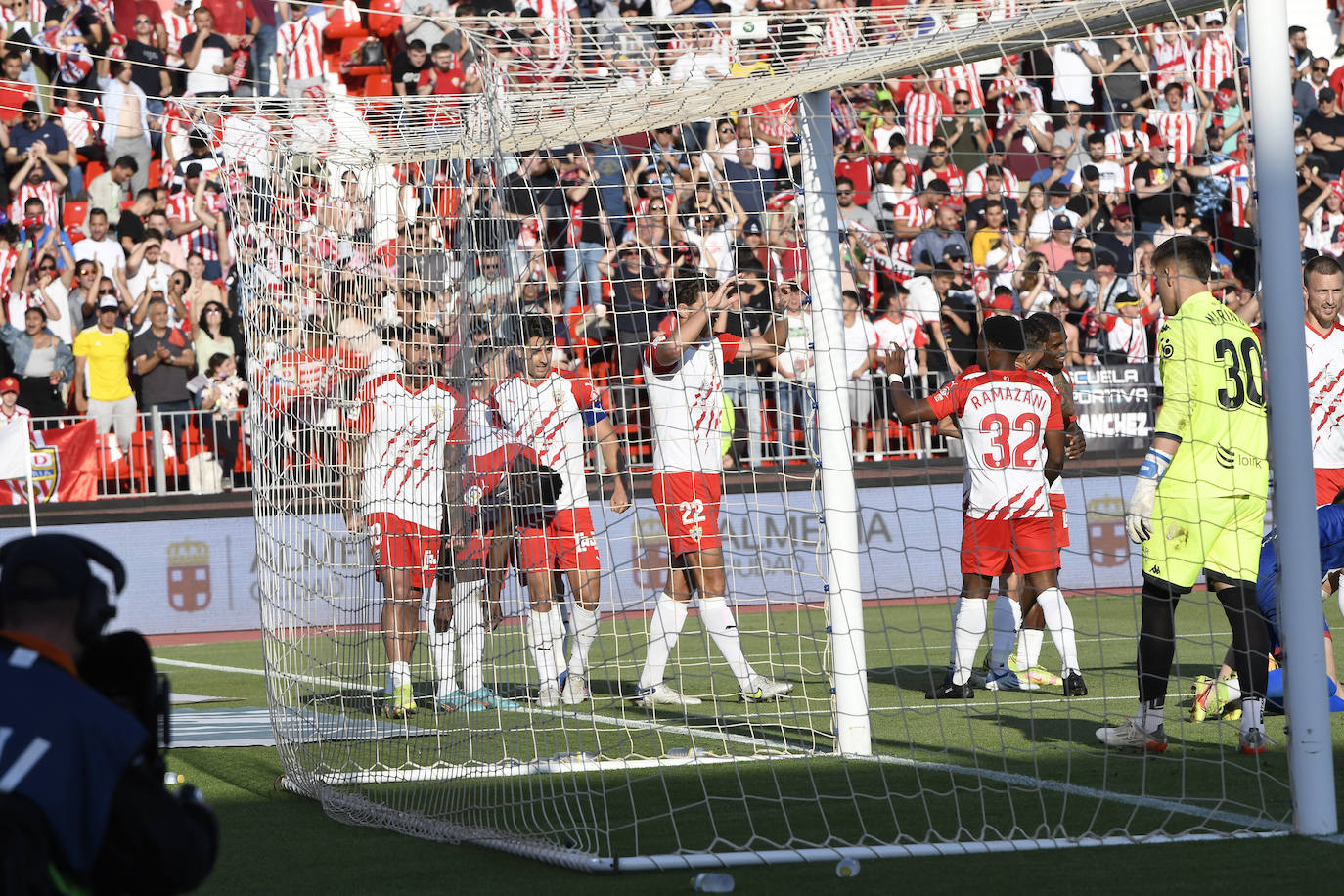 Los jugadores celebraron con la afición la victoria al término del encuentro.