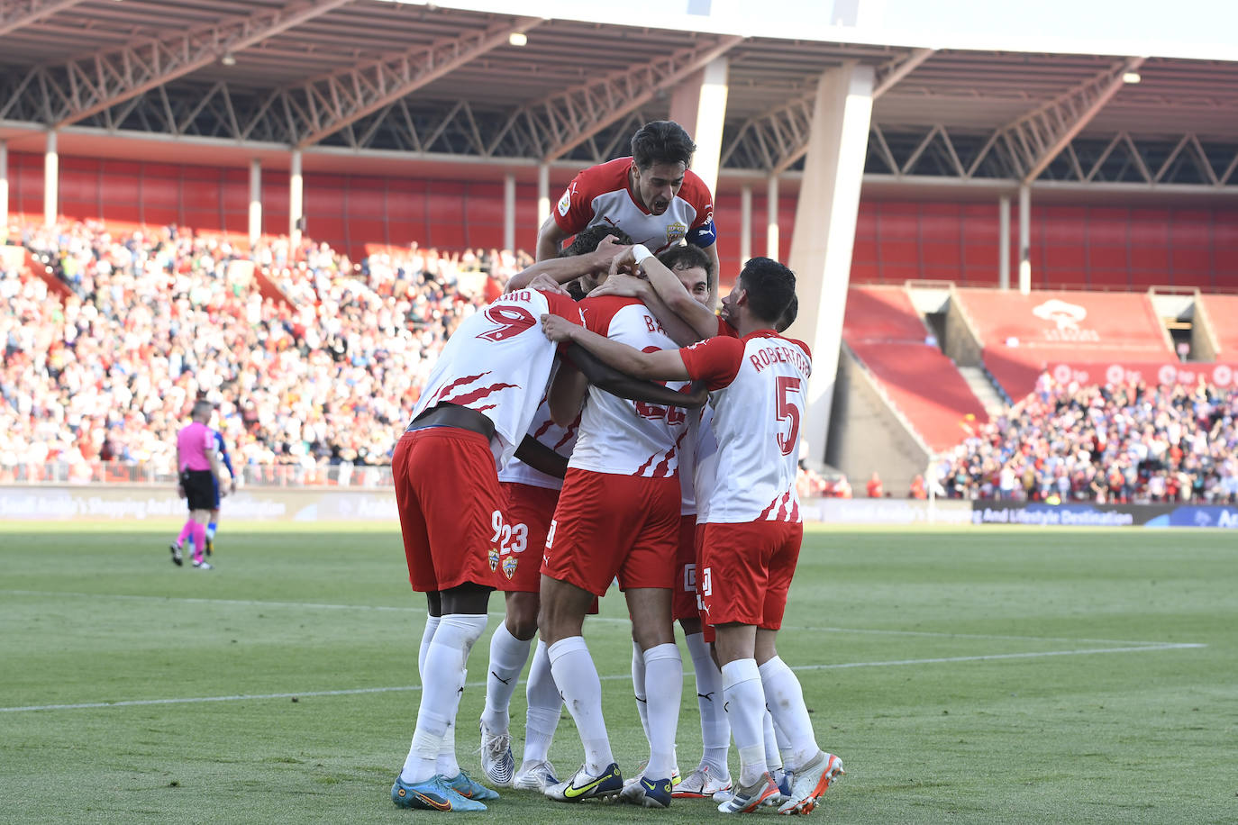 Los jugadores celebraron con la afición la victoria al término del encuentro.