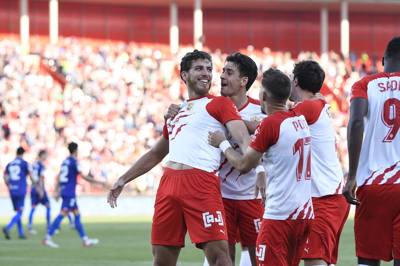 Los jugadores celebraron con la afición la victoria al término del encuentro.