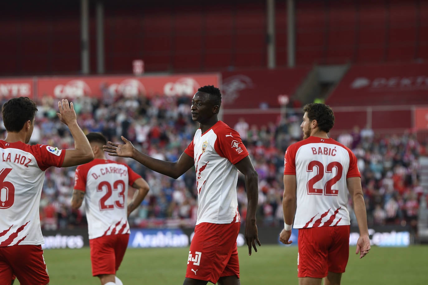 Los jugadores celebraron con la afición la victoria al término del encuentro.