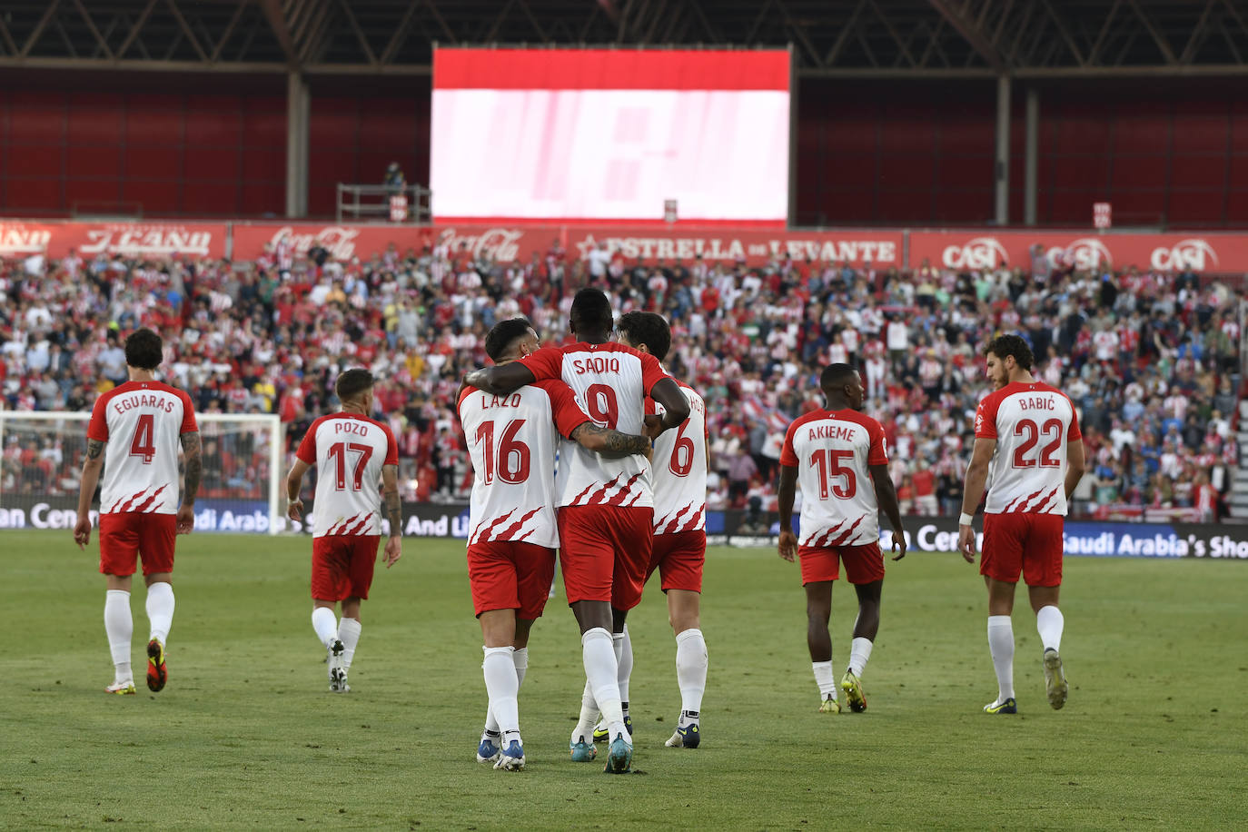 Los jugadores celebraron con la afición la victoria al término del encuentro.