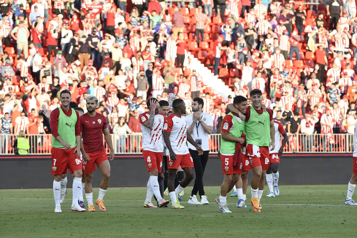 Los jugadores celebraron con la afición la victoria al término del encuentro.