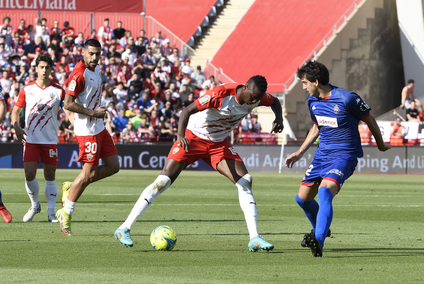 Los jugadores celebraron con la afición la victoria al término del encuentro.