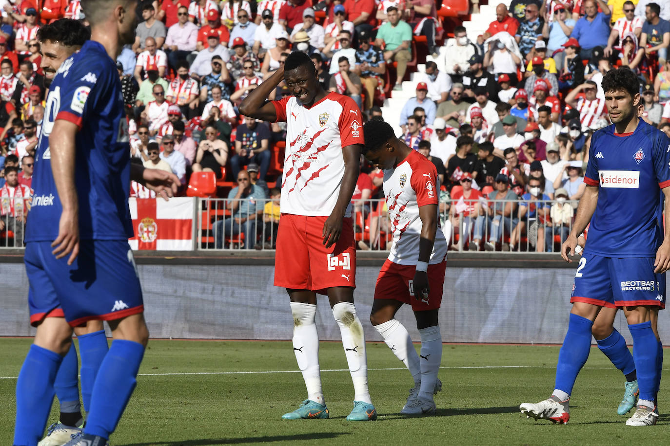 Los jugadores celebraron con la afición la victoria al término del encuentro.