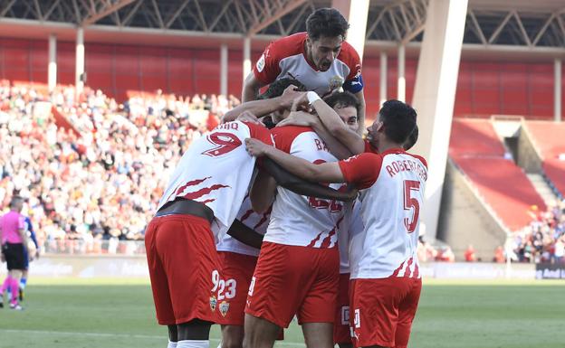 Los jugadores del Almería celebran el segundo gol, obra de Babic.