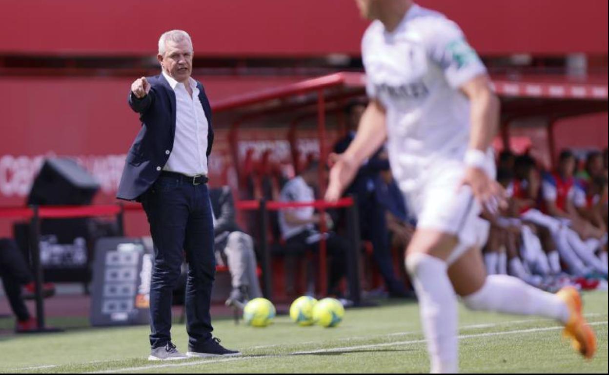 Javier Aguirre da instrucciones a sus futbolistas durante el partido. 