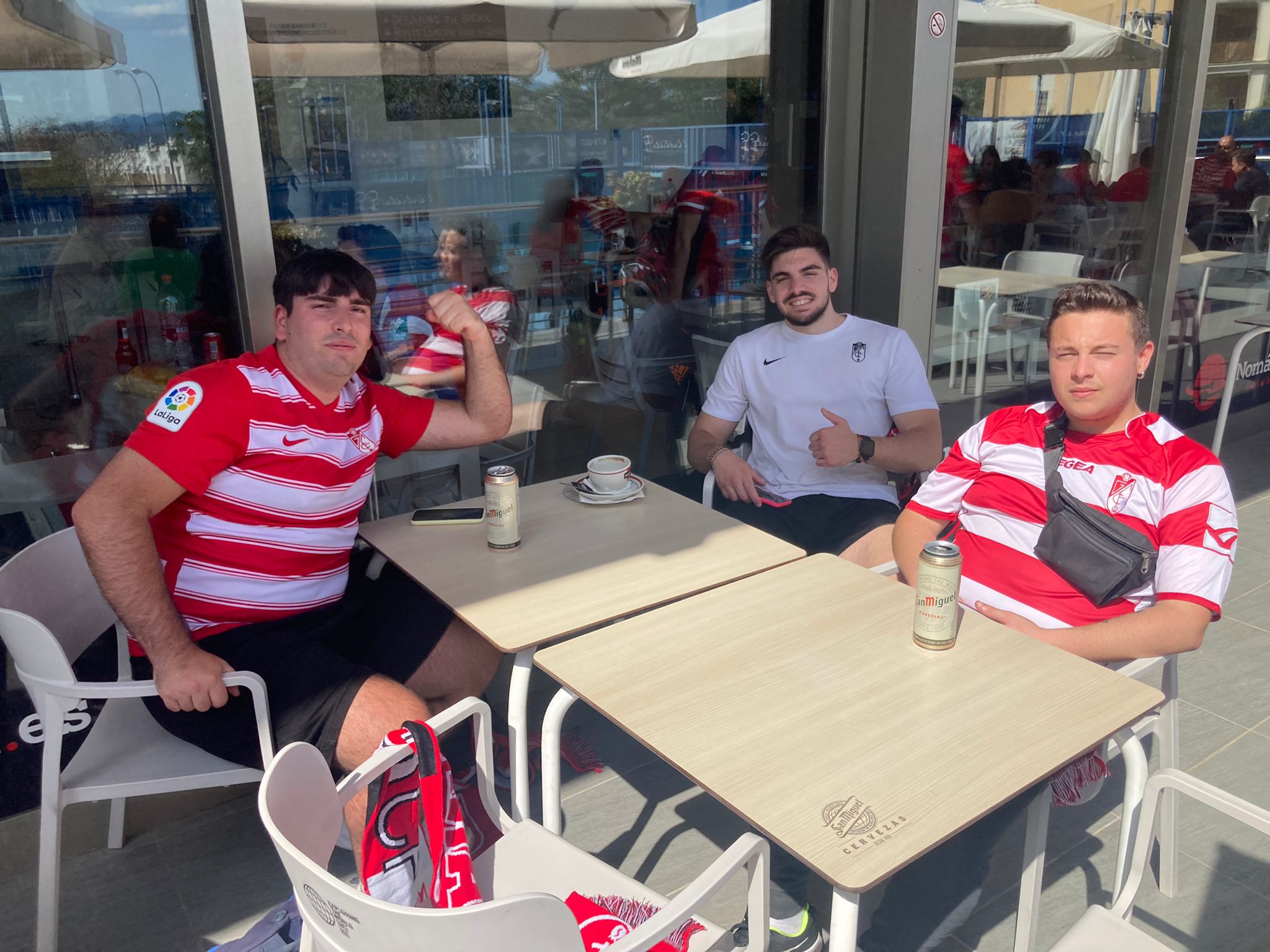 Cientos de aficionados han viajado a Mallorca para apoyar al Granada en una cita trascendental para la salvación