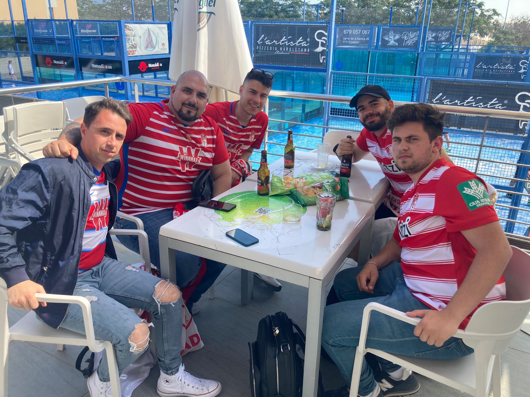 Cientos de aficionados han viajado a Mallorca para apoyar al Granada en una cita trascendental para la salvación