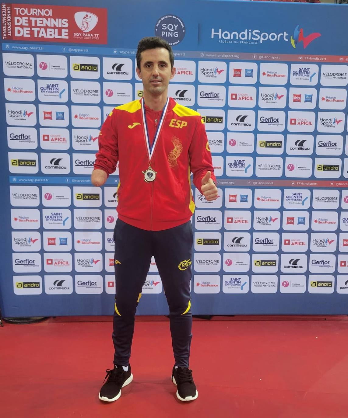 José Manuel Ruiz posa con la medalla de bronce. 