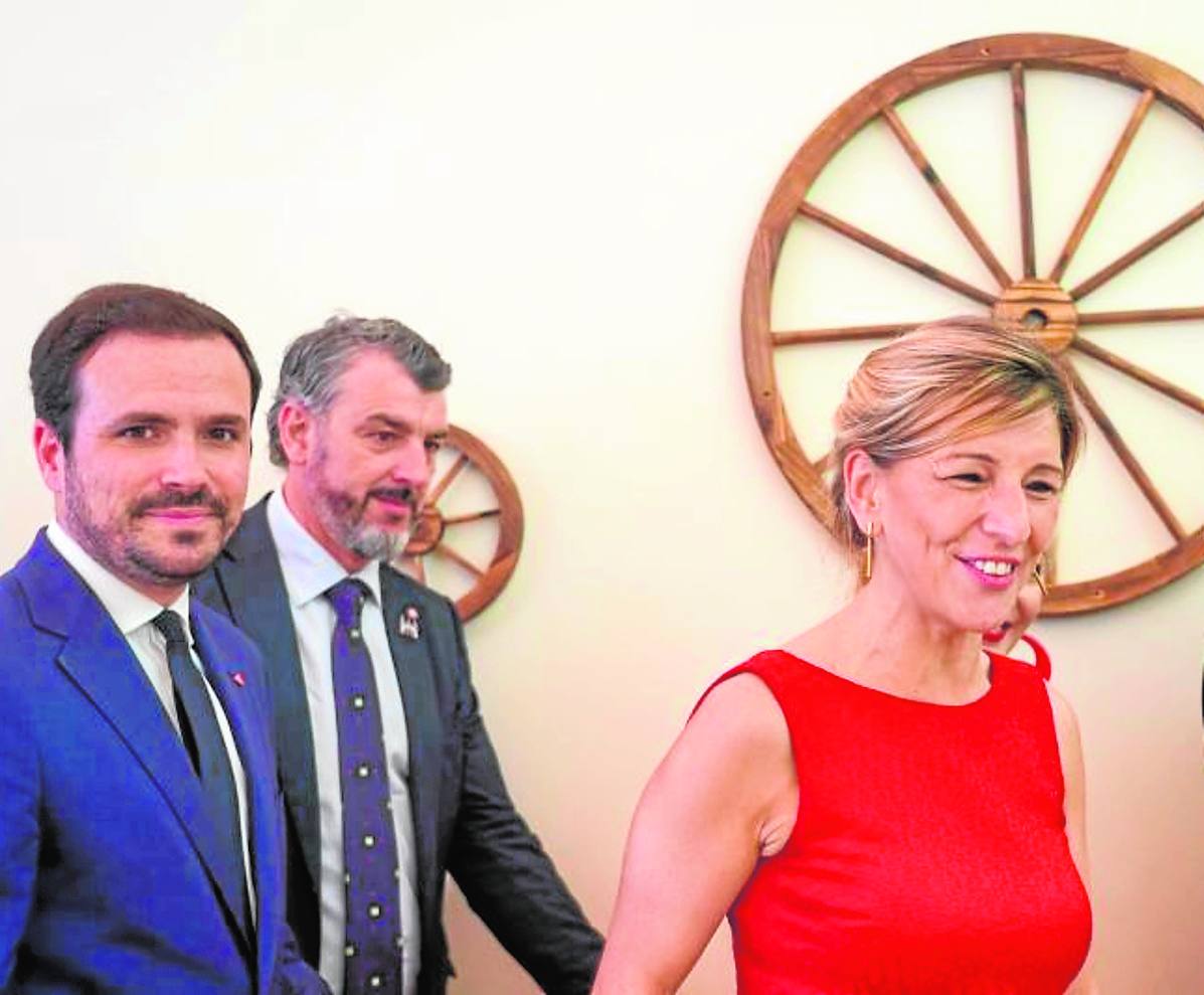 Alberto Garzón, junto a Yolanda Díaz.