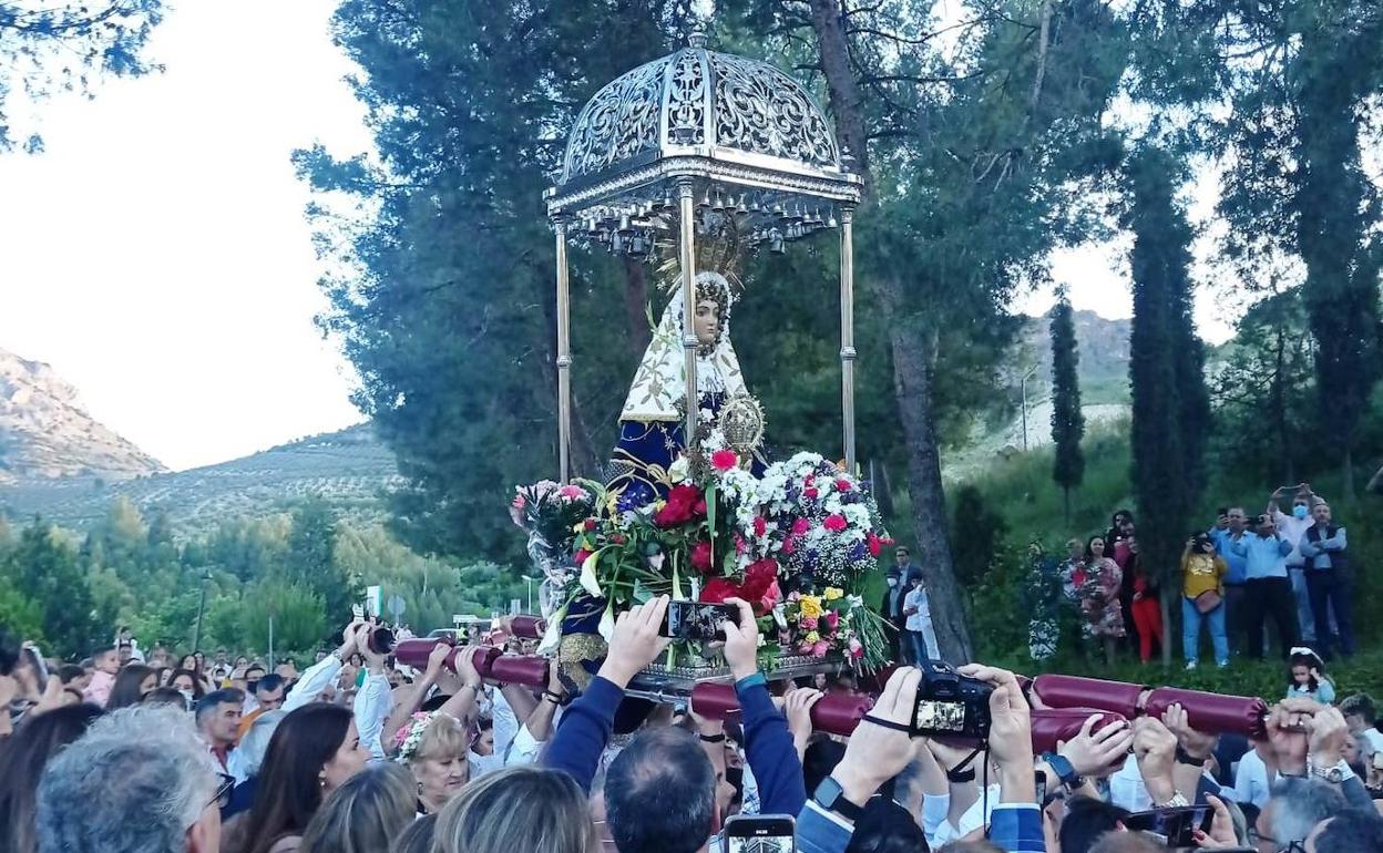 Centenares de personas acompañaron a la Virgen en su camino a Quesada.