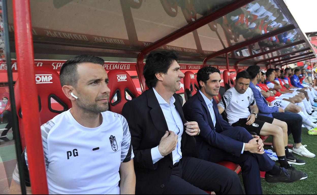 Aitor Karanka, rodeado por sus ayudantes y con los suplentes al fondo, en el Visit Mallorca Estadi. 