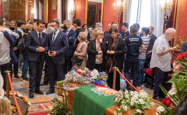 Capilla ardiente instalada en el Ayuntamiento de Granada para despedir a José María Corpas.