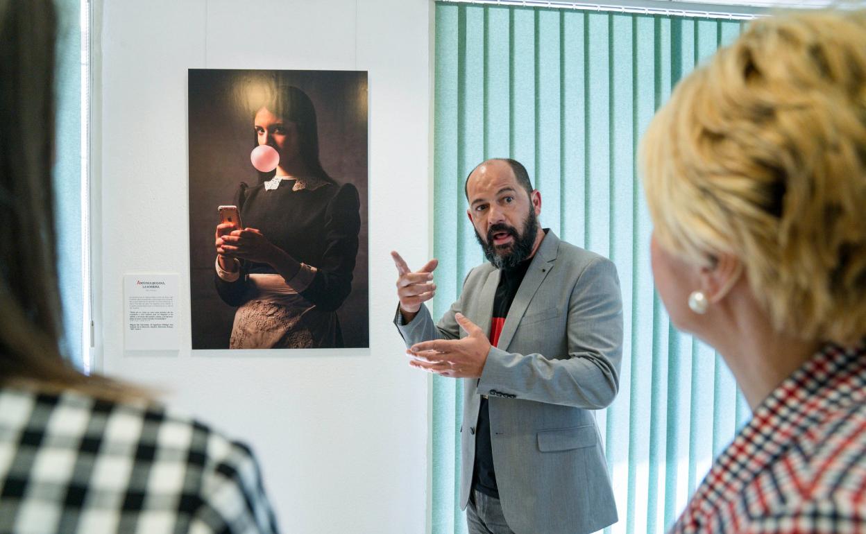 Cultura en Almería | Fotografía | Juan Cerón abre un Quijote 'Anaqrónico' en el Siglo de Oro