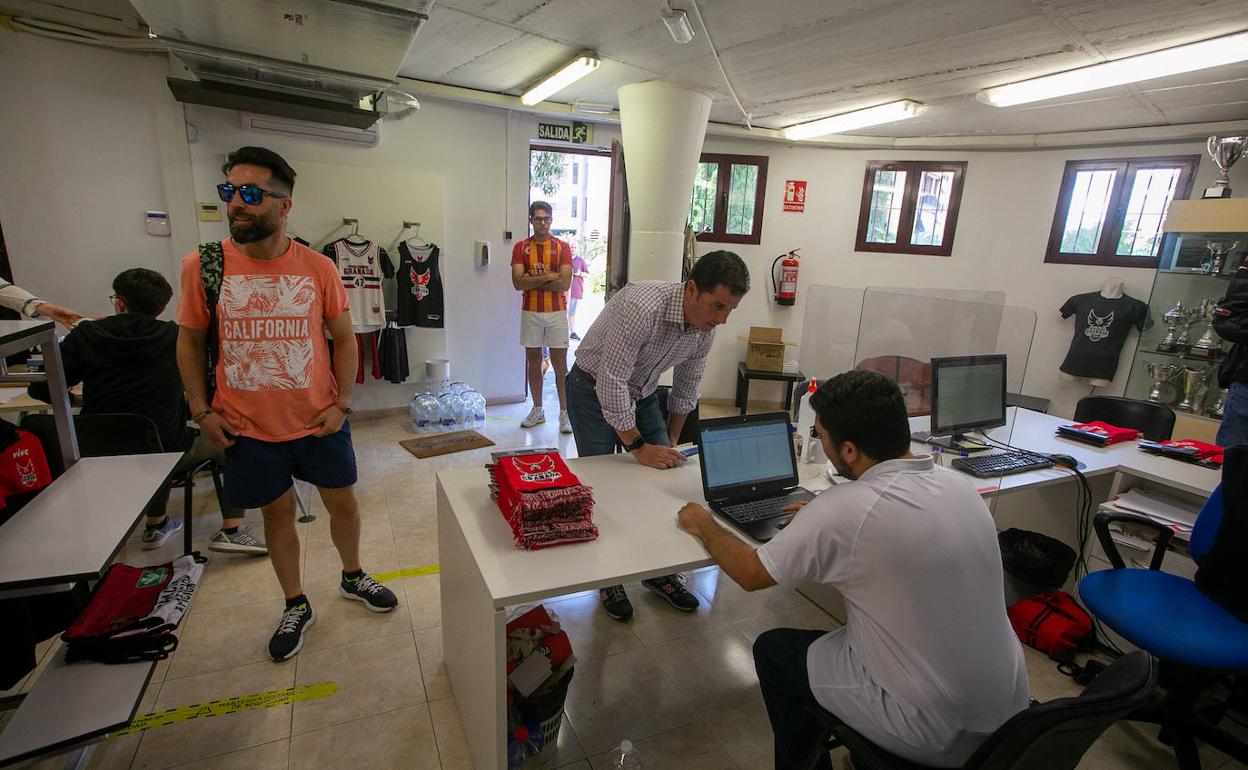 Mucha actividad en las oficinas del Fundación CB Granada para obtener entradas.