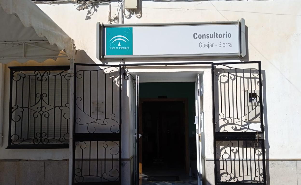 Entrada del consultorio médico de Güéjar Sierra.