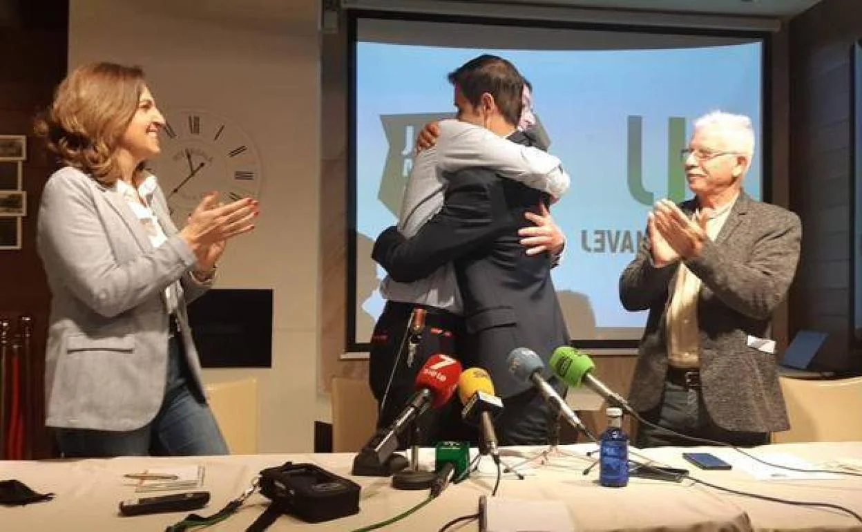 Abrazo entre Juanma Camacho, Jaén Merece Más, y Javier Saigner, de Levanta Jaén, el 28 de abril. 
